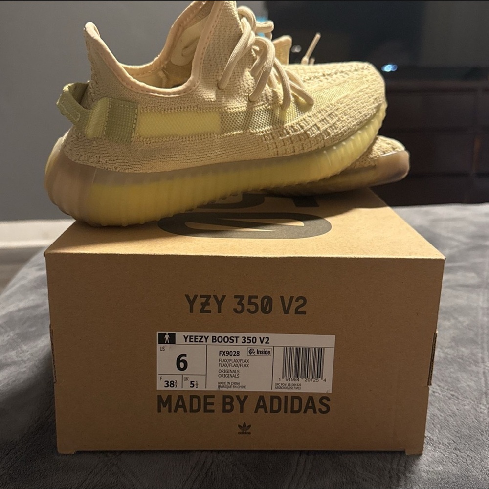 Yeezy Boost 350V2 (size 6)